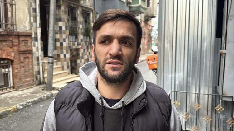 <p><span style="color:#A52A2A"><strong>"KENDİ &Uuml;LKESİNDE PROFES&Ouml;RM&Uuml;Ş"</strong></span></p>

<p>&nbsp;</p>

<p>Olayla ilgili konuşan esnaf Abdurrahman Tekin,<strong> "Polisler geldiğinde evde &ouml;l&uuml; bulunmuş. Arkadaşları falan da vardı. Zaten bir kız arkadaşı vardı. Burada polislere ifade verip gittiler. Ben de onlardan &ouml;ğrendim. Kendi &uuml;lkesinde profes&ouml;rm&uuml;ş. Bayadır da buradaymış. Pasaportuyla evrakları &ccedil;alındığı i&ccedil;in, &ccedil;ıkartamamış. D&uuml;n de herhalde pasaportların her şeyini &ccedil;ıkartmış. Sabah gidecekmiş. Evinde &ouml;l&uuml; bulunmuş." </strong>dedi.</p>
