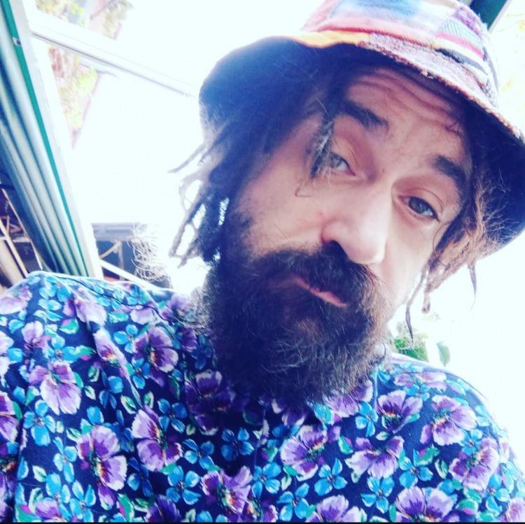 <p>Olayla ilgili polis, Civan Necmi G.&rsquo;nin ifadesine başvurdu.</p>

<p>&nbsp;</p>

<p>Civan Necmi G. ifadesinde, kendisinin bir eğlence mekanında barmen olduğunu, &ccedil;alıştığı bardan tanıştığı Goss&rsquo;un evsiz kaldığını, <strong><em>evinde 1 aydır misafir ettiğini, </em></strong>madde bağımlısı olduğunu ve kısa bir s&uuml;re &ouml;nce telefonunu ve pasaportunu &ccedil;aldırdığını belirtti.&nbsp;</p>
