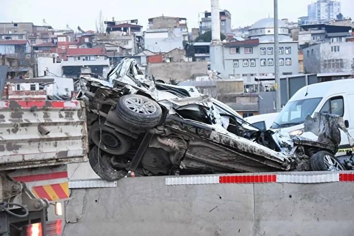 <p>TIR'ın &ccedil;arptığı kamyonet ise viyad&uuml;kte asılı kaldı.</p>
