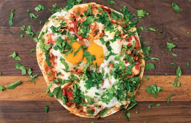 <p><span style="color:#B22222"><strong>MEKSİKA:</strong></span></p>

<p>Mutfağında acı yiyecekleri sık&ccedil;a kullanan Meksika&rsquo;da kahvaltı da &ccedil;ok fazla farklı değil. G&uuml;ne tortilla, yumurta, fasulye ve bol baharatla başlayan Meksikalılar olduk&ccedil;a enerjik bir g&uuml;n yaşıyor.</p>
