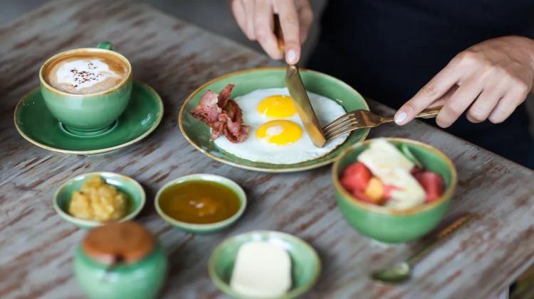 <p><span style="color:#B22222"><strong>BREZİLYA:</strong></span></p>

<p>Brezilya&rsquo;da sabahlar yumurta ve yeşillikler ve zaman zaman meyvelerle T&uuml;rk kahvaltısına en &ccedil;ok benzeyen kahvaltı ile başlıyor.</p>
