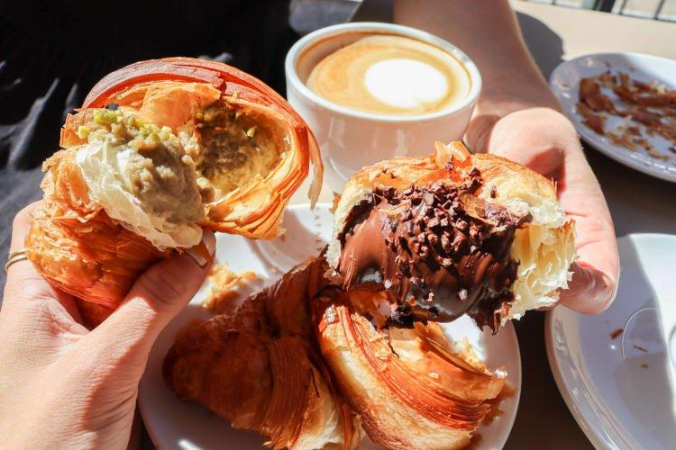 <p><span style="color:#B22222"><strong>İTALYA:</strong></span></p>

<p>İtalyanlar g&uuml;ne hızlı bir başlangı&ccedil; yapıyor. Espresso ve cornetto ile ayakta kahvaltı k&uuml;lt&uuml;r&uuml;n&uuml; benimseyen İtalyanlar, uzun ve geniş sofralar yerine pratik ve hızlı olanı tercih ediyor.</p>
