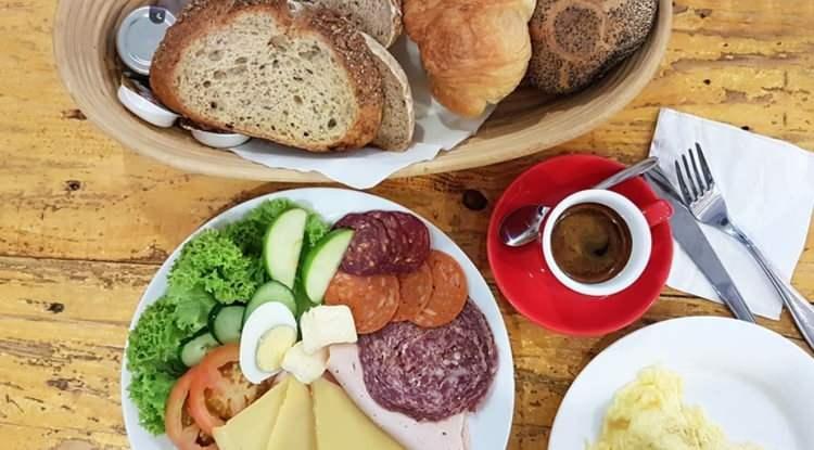 <p><span style="color:#B22222"><strong>ALMANYA:</strong></span></p>

<p>Almanlar kahvaltı sofrasında peynirler, şark&uuml;teri &uuml;r&uuml;nleri ve koyu ekmekler &ouml;n planda tutuyor. Tatlıdan &ccedil;ok tuzlu se&ccedil;enekler tercih ediliyor.</p>
