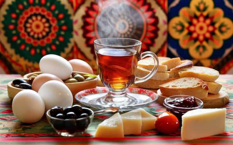 <p><span style="color:#B22222"><strong>T&Uuml;RKİYE</strong></span></p>

<p>Kahvaltı deyince de elbette T&uuml;rkiye ilk sırada. &Ccedil;eşit &ccedil;eşit peynirden zeytine, bal-kaymaktan sucuğa, kızartmalardan hamur işlerine kadar pek &ccedil;ok &ccedil;eşit &uuml;r&uuml;n&uuml;n yer aldığı sofralar tabii ki &ccedil;aysız d&uuml;ş&uuml;n&uuml;lemiyor.</p>
