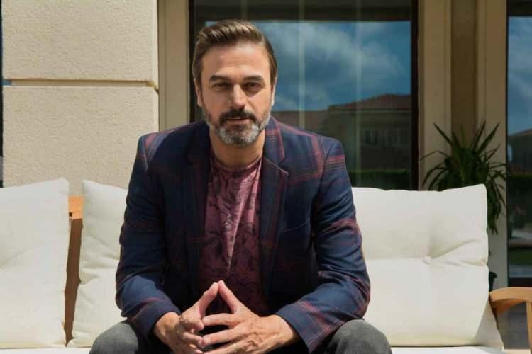 <p><span style="color:#800080"><strong><em>"Kamuoyunu bilgilendirme ve yaşanan durumu yeniden kamuoyuyla paylaşma gereği duymaktayım. Ağabeyim Ufuk &Ouml;zkan'da &uuml;st solunum yolu enfeksiyonu gelişmiş olup, yapılan tetkikler sonucunda İnfluenza A testleri pozitif &ccedil;ıkmıştır. Doktorlarımız, bu enfeksiyonun mevcut karaciğer yetmezliğini ağırlaştırma riski taşıdığını &ouml;zellikle vurgulamaktadır. "</em></strong></span></p>
