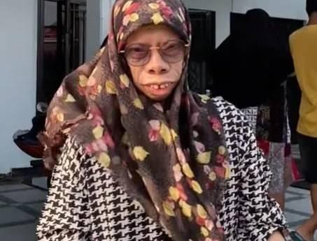 <p><span style="color:#EE82EE"><strong>SOSYAL MEDYA ALGIYI TAMAMEN DEĞİŞTİRDİ</strong></span></p>

<p><strong>Aile üyeleri sosyal medyayla tanışmadan önce toplum içinde dışlanma ve iş bulma gibi zorluklarla karşı karşıya kaldıklarını ifade ediyor. Ancak sosyal medyada paylaştıkları samimi içeriklerinin ardından, topluma farkındalık kazandırırken aynı zamanda gelir kapısı elde edebildiklerini belirtiyor.</strong></p>
