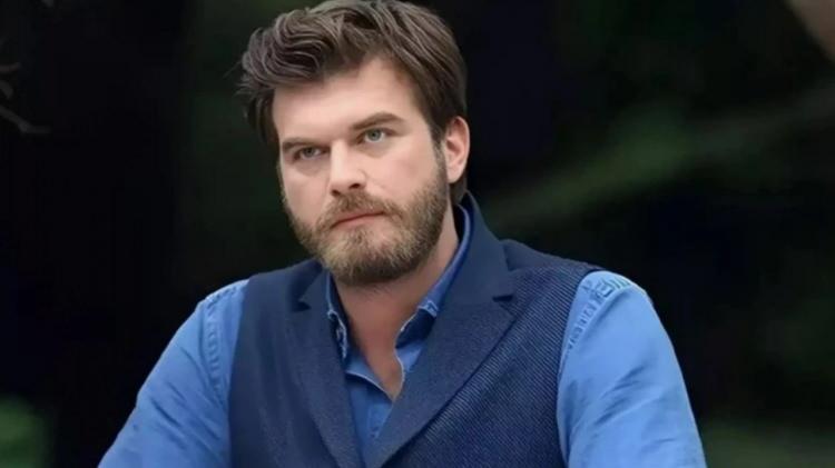 <p><strong>G&ouml;z dolduran oyunculuk performansıyla her d&ouml;nem ilgi odağı haline gelen &uuml;nl&uuml; isim, bir s&uuml;redir ekranlardan uzak kalarak sevenlerini &uuml;zm&uuml;şt&uuml;.&nbsp;</strong></p>
