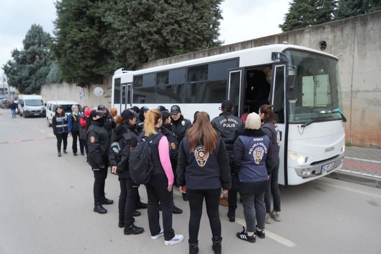 Kocaeli'de "kadın" olup vurgun yaptılar: 61 ş&uuml;pheliden 24'&uuml; tutuklandı