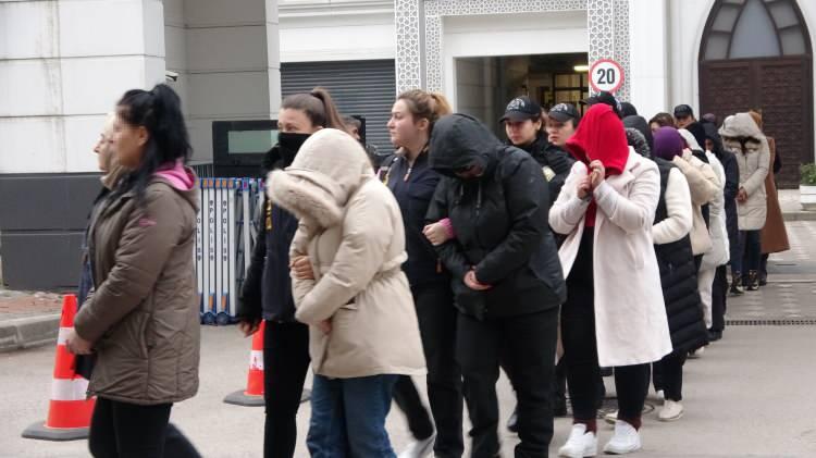 Kocaeli'de "kadın" olup vurgun yaptılar: 61 ş&uuml;pheliden 24'&uuml; tutuklandı