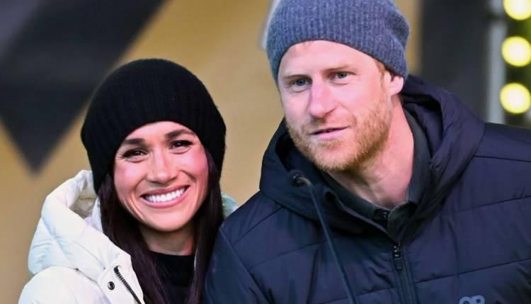 <p><strong>OLAYIN GE&Ccedil;MİŞİ</strong></p>

<p>Prens Harry ve Meghan Markle, 2020&rsquo;de kraliyet g&ouml;revlerinden ayrılarak ABD&rsquo;ye taşınmış, bu s&uuml;re&ccedil; &ldquo;Megxit&rdquo; olarak adlandırılmıştı. Harry&rsquo;nin Oprah Winfrey&rsquo;e verdiği r&ouml;portajda ailesini ırk&ccedil;ılık ve psikolojik baskıyla su&ccedil;laması, Buckingham Sarayı ile ilişkileri daha da germişti.</p>
