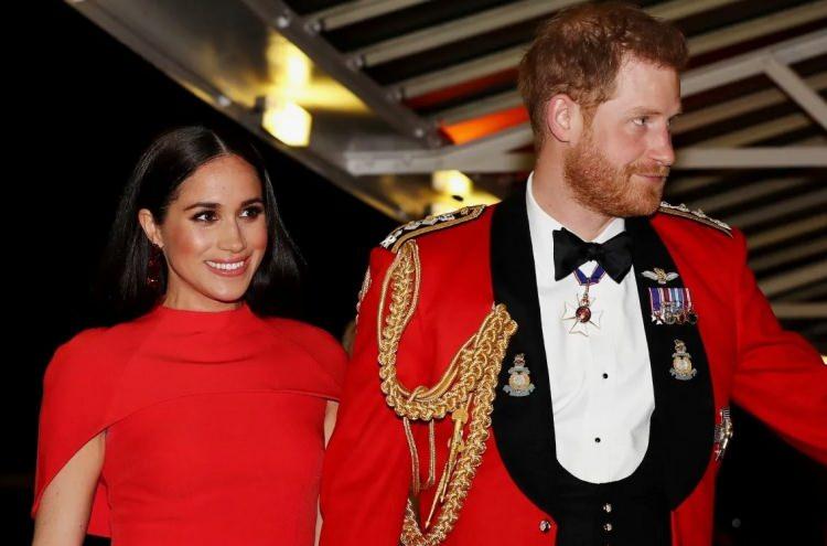 <p>Gerilimi artıran bir diğer adım ise Harry&rsquo;nin Spare (Yedek) adlı kitabı oldu. Aile i&ccedil;i &ouml;zel detayları paylaşması ve Prens William&rsquo;la fiziksel bir tartışma yaşadığını &ouml;ne s&uuml;rmesi, g&uuml;ven krizini derinleştirdi.</p>
