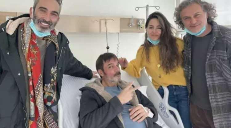 <p><em><strong>"Ağabeyim Ufuk &Ouml;zkan'da &uuml;st solunum yolu enfeksiyonu gelişmiş olup, yapılan tetkikler sonucunda İnfluenza A testleri pozitif &ccedil;ıkmıştır. Doktorlarımız, bu enfeksiyonun mevcut karaciğer yetmezliğini ağırlaştırma riski taşıdığını &ouml;zellikle vurgulamaktadır. Bu nedenle, yeni bir tarih a&ccedil;ıklanana kadar ziyaretler kısıtlanmıştır. Burada bir kez daha &ouml;nemle belirtmek isterim ki karaciğer don&ouml;r&uuml; arayışımız devam etmektedir. &Ouml;zellikle daha &ouml;nce ağabeyimle yolu kesişmiş, onu tanıyan tiyatro ve sanat camiasından kişilerin, Instagram hesabım &uuml;zerinden benimle iletişime ge&ccedil;meleri b&uuml;y&uuml;k &ouml;nem arz etmektedir."</strong></em></p>
