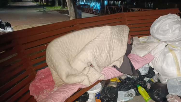 Antalya'da kara kışta sokakta yatan adam kendisine yapılan teklifi reddetti 