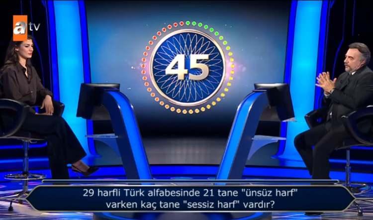 <p><strong>İlk soruları kolaylıkla yanıtlamayı başaran 25 yaşındaki yarışmacı, &uuml;&ccedil;&uuml;nc&uuml; soruda verdiği cevapla herkesi şaşırttı.</strong></p>
