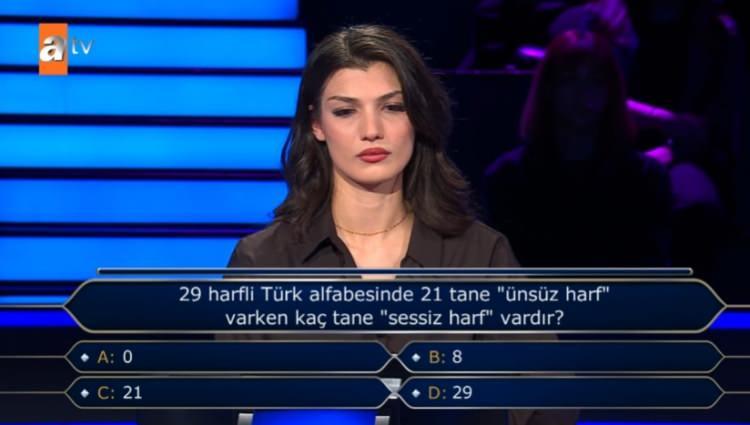 <p><strong>7500 TL'lik &uuml;&ccedil;&uuml;nc&uuml; soruya ulaşan yarışmacı, "29 harfli T&uuml;rk alfabesinde 21 tane '&uuml;ns&uuml;z harf' varken ka&ccedil; tane 'sessiz harf' vardır?" sorusunu g&ouml;r&uuml;nce panik dolu anlar yaşadı.</strong></p>
