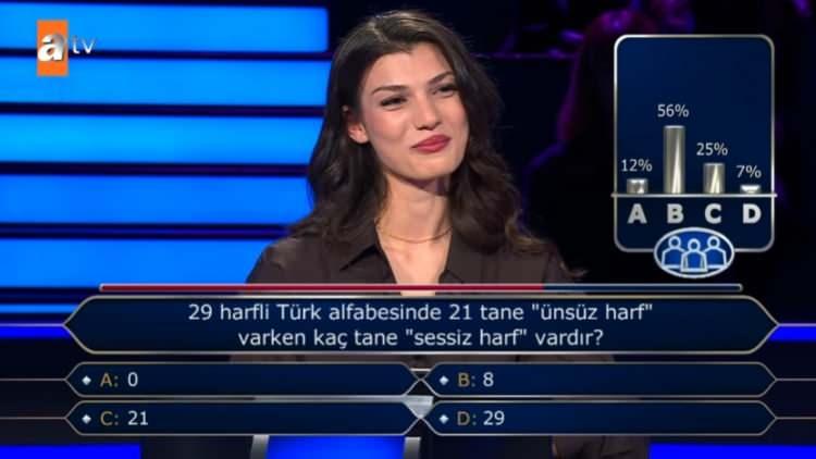 <p><strong>"A- 0", "B- 8", "C- 21" ve "D- 29" se&ccedil;enekleri arasında seyircilerin y&uuml;zde 56'sı "B- 8" cevabını se&ccedil;ti.</strong></p>
