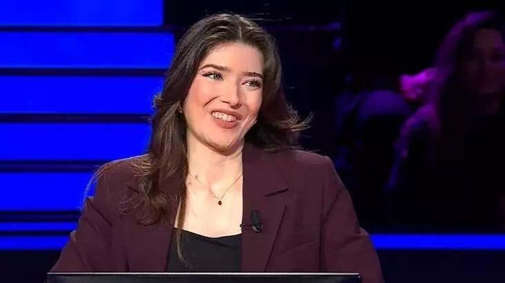 <p>Yarışmaya katılan Selin Kuranoğulları isimli yarışmacı karşısına ilk soruda, <strong>"Yarısı 4 olan sayının yarısı ka&ccedil;tır?" </strong>sorusu &ccedil;ıktı. Şıklarda da 8, 4, 2 ve 1 cevapları vardı.</p>

<p>&nbsp;</p>
