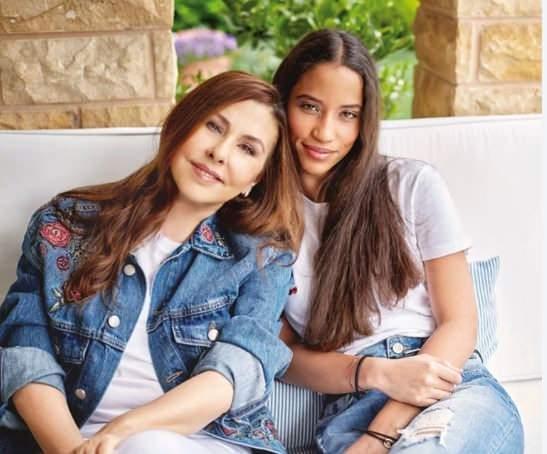 <p><strong>&Uuml;nl&uuml; sanat&ccedil;ının g&ouml;zlerden uzak bir şekilde b&uuml;y&uuml;tt&uuml;ğ&uuml; Ayşe Nazlı, şimdilerde g&uuml;zel bir gen&ccedil; kız oldu ve a</strong><strong>nnelik ser&uuml;veninde Nil&uuml;fer'e gurur dolu anlardan birini yaşattı.&nbsp;</strong></p>
