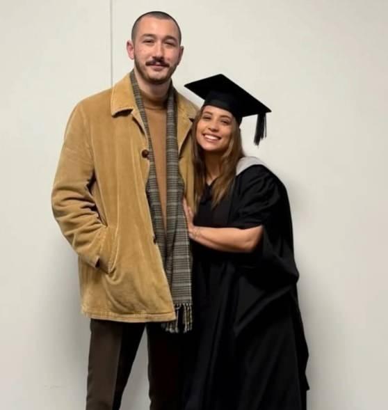 <p><span style="color:#FF0000"><strong>GE&Ccedil;TİĞİMİZ AYLARDA NİŞANLANMIŞTI!</strong></span></p>

<p><strong>Ge&ccedil;tiğimiz ay aile arasında Batuhan Yağlıoğlu ile nişanlanan Ayşe Nazlı'yı&nbsp; mezuniyet t&ouml;reninde m&uuml;stakbel eşi yalnız bıraktı.&nbsp;</strong></p>

<p><strong>Hem mezuniyet sevinci hem de evlilik hazırlıkları yapan &ccedil;iftin mutluluğu, t&ouml;renden yansıyan karelere de yansıdı.</strong></p>
