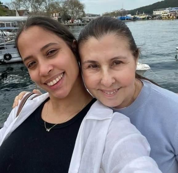 <p><strong>İngiltere'de eğitim hayatını başarıyla tamamlayan Ayşe Nazlı, g&ouml;rkemli bir t&ouml;renle Psikoloji B&ouml;l&uuml;m&uuml;'nden mezun oldu.</strong></p>
