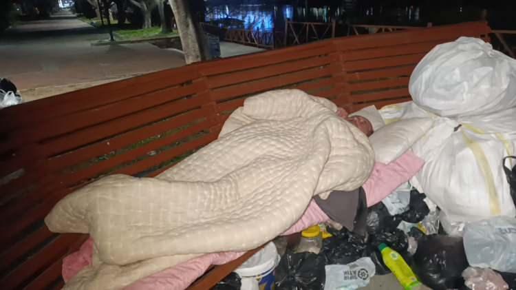 Antalya'da kara kışta sokakta yatan adam kendisine yapılan teklifi reddetti 