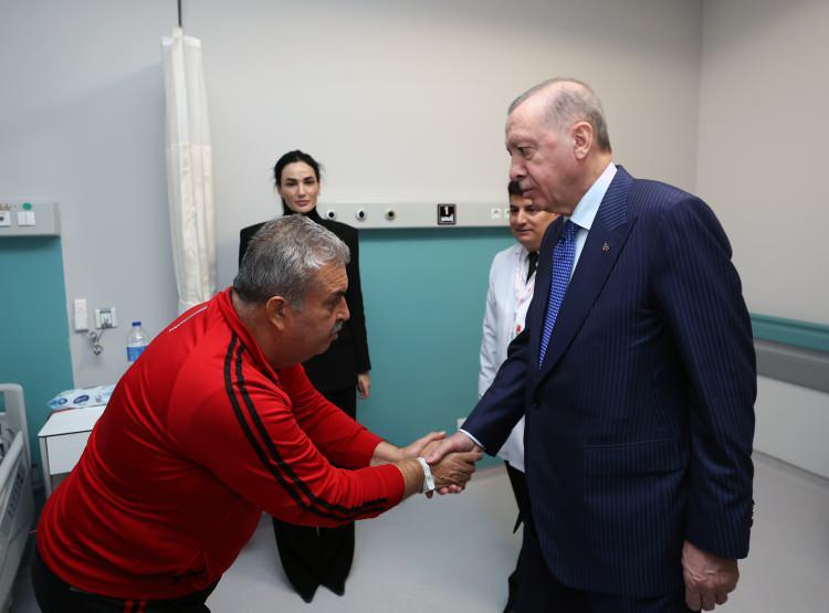 <p><span style="color:#B22222">"ALLAH RAZI OLSUN, BUNU DA YAPTIN"</span></p>

<p>Tedavi g&ouml;ren vatandaşlara "ge&ccedil;miş olsun" dileklerini ileten Erdoğan, hastaların sağlık durumlarına ilişkin doktorlardan bilgi aldı.</p>
