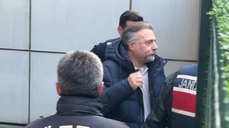 <p><strong>'ALNIM A&Ccedil;IK BAŞIM DİK' DEMİŞTİ</strong></p>

<p>Usta oyuncu Oktay Kaynarca, yaşananların ardından<strong>&nbsp;'alnım a&ccedil;ık, başım dik'</strong>&nbsp;a&ccedil;ıklamasında bulunmuştu. Kaynarca, son olarak sosyal medyada kendisine y&ouml;neltilen asılsız eleştirilere sert tepki g&ouml;sterdi.</p>
