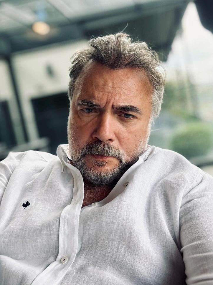 <p><span style="color:#B22222"><strong>'HAKKIMIZDA BİLİNMESİ GEREKENLERİ BİZ S&Ouml;YLERİZ'</strong></span></p>

<p><strong>"Benim sevenlerim; sosyal medya soytarılarının, izlenme ve takip&ccedil;i almak uğruna konuştukları, s&ouml;yledikleri, yaptıkları boş beleş maymunluklara itibar etmez. Bilirim... Bizim hakkımızda bilinmesi gerekenleri biz s&ouml;yleriz, gerisi yalandır."</strong></p>
