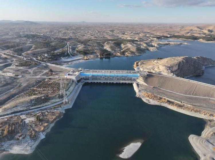 <p><span style="color:#B22222"><strong>FIRAT NEHRİ &Uuml;ZERİNDE KRİTİK KONUM</strong></span></p>

<p>Suriye'nin kuzeyinde, Fırat Nehri &uuml;zerinde kurulu olan olduk&ccedil;a stratejik bir hidroelektrik barajdır. Halep ilinin yaklaşık 90 km doğusunda yer alan Tişrin Barajı Menbi&ccedil;'in g&uuml;neydoğusunda bulunuyor.</p>
