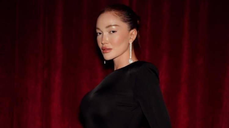 <p><strong>Yaklaşık 3 yıl &ouml;nce kal&ccedil;asına dolgu işlemi yaptıran &uuml;nl&uuml; sosyal medya fenomeni Danla Bilic, kullanılan dolgunun v&uuml;cudunda enfeksiyon oluşturması nedeniyle adeta &ouml;l&uuml;mden d&ouml;nm&uuml;şt&uuml;. Zor zamanlar ge&ccedil;iren ve &ccedil;ok b&uuml;y&uuml;k pişmanlık yaşayan &uuml;nl&uuml; isim, dolgu temizletme işlemi i&ccedil;in defalarca kez ameliyat masasına yattı.</strong></p>
