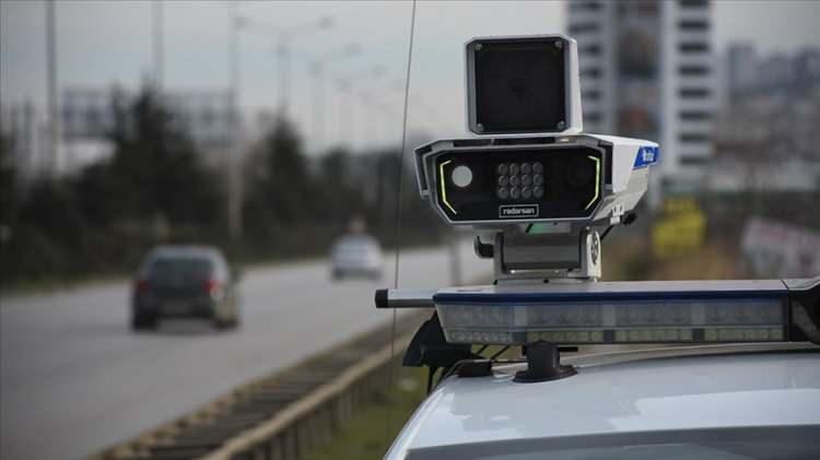 <p>Sadece radar noktasında hız d&uuml;ş&uuml;rmeyi etkisiz hale getiren bu uygulama, cezaları dijital ortamda hazırlayarak s&uuml;r&uuml;c&uuml;lere e-Devlet &uuml;zerinden iletiyor.</p>
