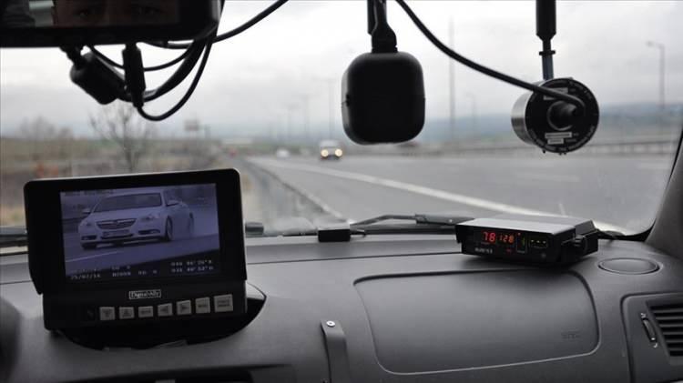 <p><strong>ORTALAMA HIZ NASIL HESAPLANIYOR?</strong></p>

<p>Sistem, yolun giriş ve &ccedil;ıkış noktalarına yerleştirilen kameralar aracılığıyla ara&ccedil;ların kat ettiği mesafe ile ge&ccedil;en s&uuml;reyi karşılaştırarak ortalama hızı hesaplıyor.</p>
