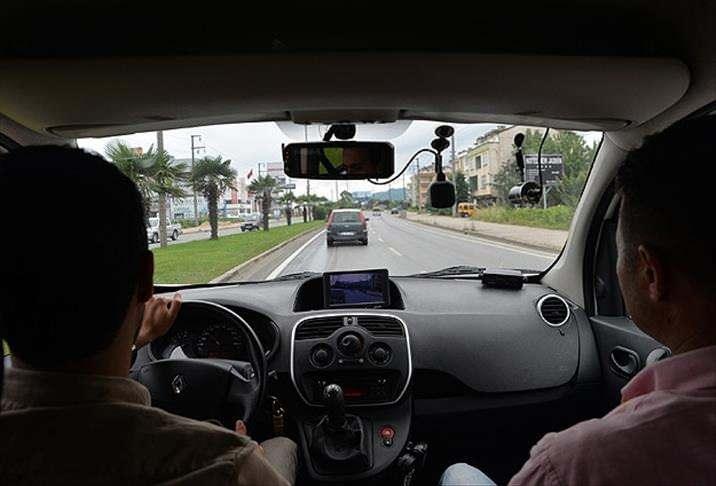 <p><strong>RADAR &Ouml;N&Uuml;NDE YAVAŞLAMAK &Ccedil;&Ouml;Z&Uuml;M DEĞİL</strong></p>

<p>Yeni sistemle birlikte s&uuml;r&uuml;c&uuml;lerin yalnızca radar noktasında hız azaltarak cezadan kurtulması m&uuml;mk&uuml;n olmuyor.</p>
