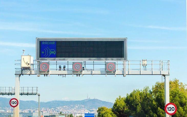 <p>Akıllı Koridor Sistemi&rsquo;nin temelini, yol &uuml;zerindeki giriş ve &ccedil;ıkış noktalarına kurulan Plaka Tanıma Sistemi kameraları oluşturuyor. Bu kameralar sayesinde ara&ccedil;ların iki nokta arasındaki ge&ccedil;iş s&uuml;releri kayıt altına alınıyor.</p>
