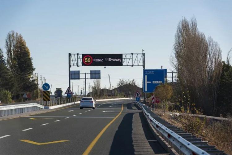 <p><span style="color:#B22222"><strong>DİJİTAL CEZA S&Uuml;RECİ VE G&Uuml;VENLİK HEDEFİ</strong></span></p>

<p>Tespit edilen t&uuml;m ihlaller sistem tarafından hızlıca analiz edilerek elektronik cezaya d&ouml;n&uuml;şt&uuml;r&uuml;l&uuml;yor ve s&uuml;r&uuml;c&uuml;lere e-Devlet &uuml;zerinden bildiriliyor.</p>

<p>Yetkililer, ortalama hız denetim sisteminin temel amacının s&uuml;r&uuml;c&uuml;leri yolun tamamında kurallara uymaya teşvik etmek olduğunu belirtiyor.</p>
