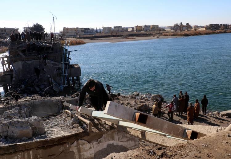 <p>Nehrin iki yakası arasındaki ara&ccedil; ve insan ulaşımının kesintiye uğramasıyla halk, g&uuml;nl&uuml;k ihtiya&ccedil;larını karşılamak ve evlerine ulaşmak i&ccedil;in y&uuml;ksek &uuml;cretler &ouml;deyerek tekneleri kullanmak zorunda kaldı.</p>
