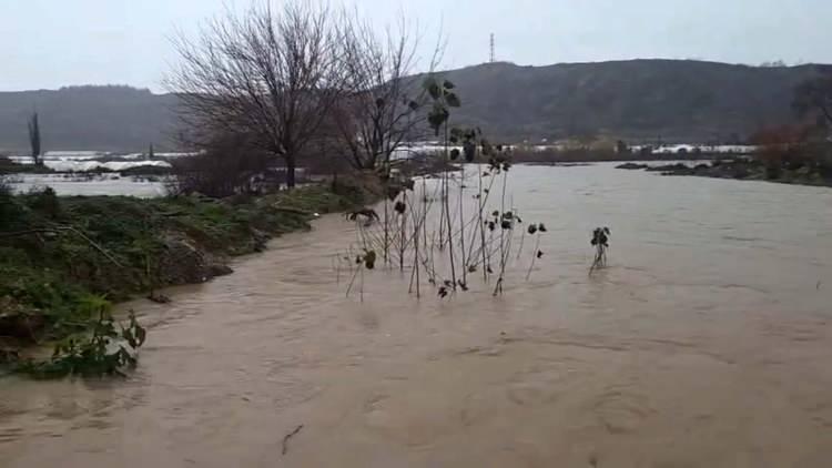 'Sarı kod'la uyarılan Antalya'da kıyamet gibi bir sabaha uyanıldı