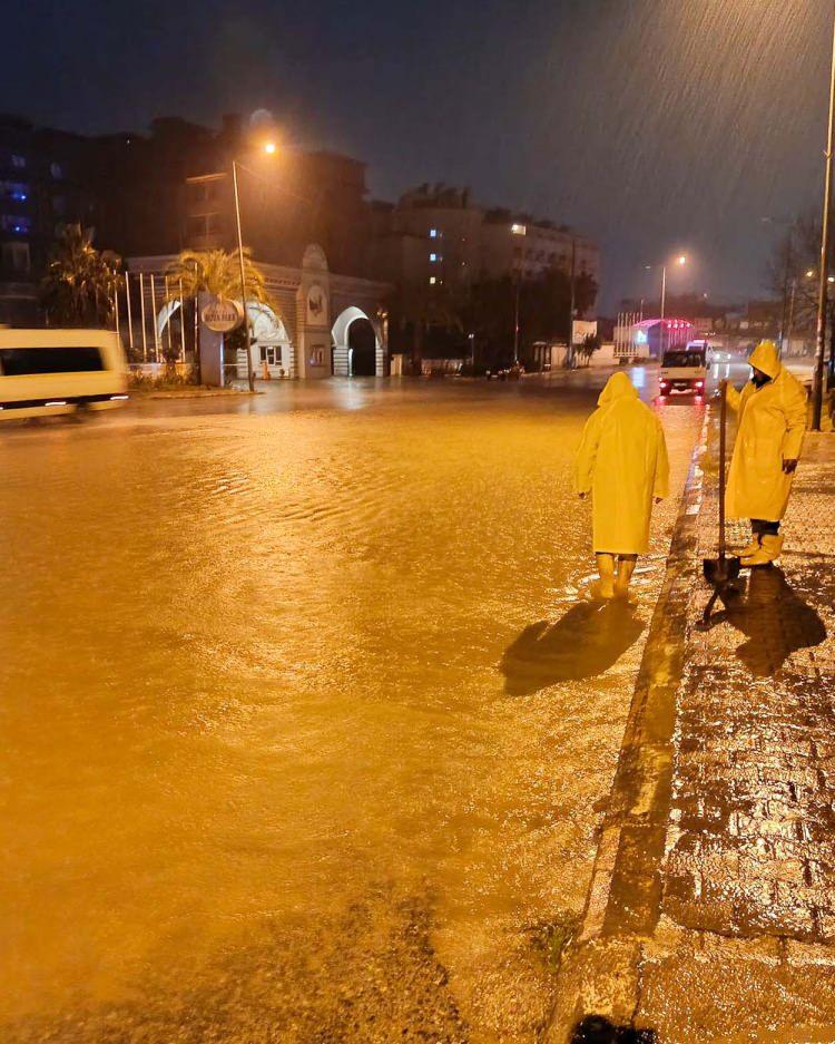 'Sarı kod'la uyarılan Antalya'da kıyamet gibi bir sabaha uyanıldı