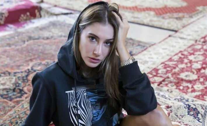 <p><strong><span style="color:#B22222">"HERKESİN YOLU KENDİNE"</span></strong></p>

<p><strong>Okuduğu kitabın i&ccedil;inde kendi ismine rastlayınca b&uuml;y&uuml;k bir tesad&uuml;fle mutluluk yaşadığını s&ouml;yleyen Subaşı, gelen eleştrilere şu şekilde cevap verdi: </strong></p>

<p><strong>"Her şeyden okuyup farklı bakış a&ccedil;ılarını g&ouml;rmek hoşuma gidiyor. Kendi yolum bana ait. Herkesin yolu a&ccedil;ık olsun"</strong></p>
