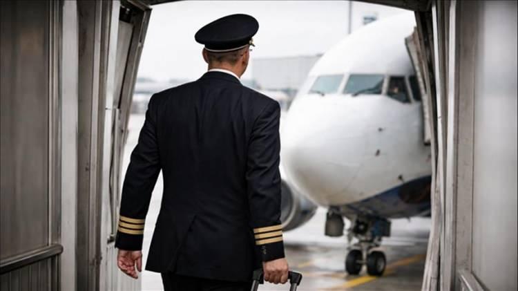 <p><strong>Kanada merkezli bir hava yolu şirketinde 2017-2019 yıllarında u&ccedil;uş g&ouml;revlisi olarak &ccedil;alışan Dallas Pokornik isimli bir adam, 4 yıl boyunca uyguladığı y&ouml;ntemle d&uuml;nya basınında geniş yankı uyandırdı.</strong></p>
