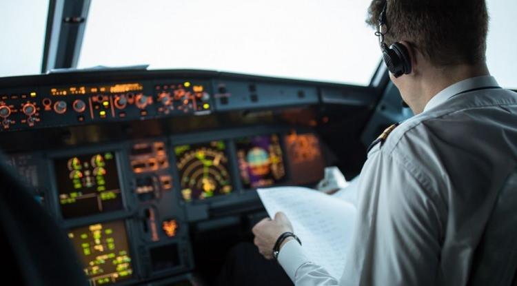 <p><span style="color:#FF0000"><em><strong>Leonardo DiCaprio'nun unutulmaz oyunculuğuyla klasikleşen "Sıkıysa Yakala" filmi, adeta ger&ccedil;ek oldu. Kanadalı eski bir kabin memurunun, sahte personel kimliğiyle pilot kılığına girdiği ve 4 yıl boyunca y&uuml;zlerce kez &uuml;cretsiz u&ccedil;tuğu tespit edildi.</strong></em></span></p>
