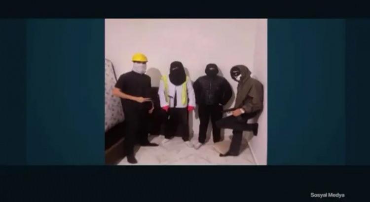 <p>TELEFONLARINDAN SİLAHLI MASKELİ FOTOĞRAFLARI &Ccedil;IKTI</p>

<p>&nbsp;</p>

<p>Daltonlar elebaşı Ahmet Timo'nun kuzeni Ercan Kaptan, Bah&ccedil;elievler'de 31 Ağustos 2024'te, motosiklet kullanan 17 yaşındaki iki saldırgan tarafından &ouml;ld&uuml;r&uuml;ld&uuml;.</p>

<p>&nbsp;</p>

<p>&nbsp;</p>

<p>&nbsp;</p>

<p>Zanlıların, telefonlarında, balistik yelekler giyinmiş, ağır silahlar kuşanmış ve maskeli halde fotoğrafları bulundu.</p>
