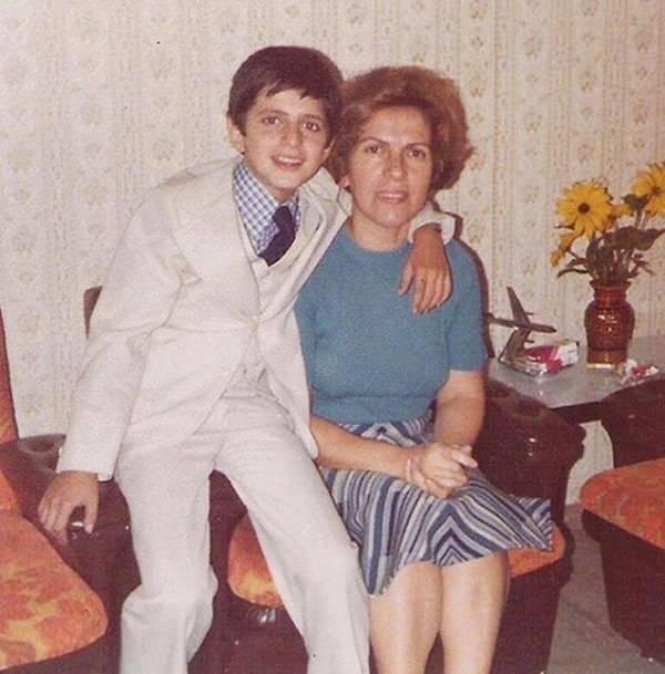 <p><strong>Annesi, teyzesi ve anneannesiyle b&uuml;y&uuml;d&uuml;ğ&uuml;n&uuml; s&ouml;yleyen Teoman, babasını hen&uuml;z 2 yaşındayken kaybettiğini dile getirdi. Babasının eksikliğini yıllar boyu hissettiğini anlatan &uuml;nl&uuml; isim, bu eksikliğin hayatı boyunca peşini bırakmadığını dile getirdi.</strong></p>
