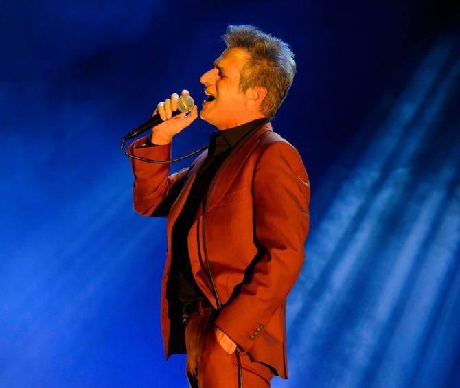 <p><span style="color:#FF0000"><strong>"BABAM 2 YAŞINDA &Ouml;LD&Uuml;Ğ&Uuml; İ&Ccedil;İN BİR ERKEK FİG&Uuml;R&Uuml; TANIMADIM"</strong></span></p>

<p><strong>"Babam 2 yaşında &ouml;ld&uuml;ğ&uuml; i&ccedil;in bir erkek fig&uuml;r&uuml; tanımadım. Bu y&uuml;zden benim erkek fig&uuml;rlerim Zagor, Elvis Presley falan oldu." diyen &uuml;nl&uuml; sanat&ccedil;ı, ş&ouml;yle konuştu:</strong></p>

<p><strong>"&Uuml;rkek bir &ccedil;ocuk olarak yetişiyorsun. Sana g&uuml;ven veren bir babanın eksikliği stres yaratıyor insanda. Huzursuz biri olup &ccedil;ıkıyorsun sonunda. Onlarla b&uuml;y&uuml;mem kadınlığın o inceliğini &ouml;ğrenmemi sağladı. Fazla ma&ccedil;o olmayan alanlarda b&uuml;y&uuml;d&uuml;m"</strong></p>
