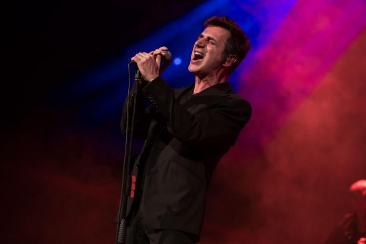 <p><span style="color:#FF0000"><strong>"BEN ŞARKICI OLUNCA YILLARCA &Uuml;Z&Uuml;LD&Uuml; VE UTANDI"</strong></span></p>

<p><strong>Annesinin bu hayale hi&ccedil;bir zaman sıcak bakmadığını hatta sonrasında da mesleğinden memnuniyet duymadığını itiraf eden Teoman, s&ouml;zlerini ş&ouml;yle s&uuml;rd&uuml;rd&uuml;:</strong></p>

<p><strong>"Annem 93 yaşında ve onu hala aşamadı. Hep zeki, efendi &ccedil;ocuk olarak &ouml;ğretmenlerimden falan beni duyunca benim toplumda stat&uuml;s&uuml; daha g&uuml;zel bir şey olacağımı d&uuml;ş&uuml;n&uuml;yor ve istiyordu.&nbsp;</strong></p>
