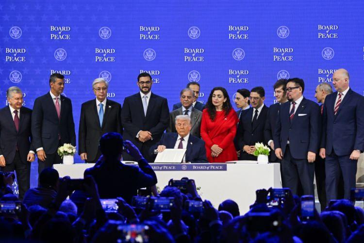 <p><span style="color:#B22222"><strong>BARIŞ KURULAN KATILAN &Uuml;LKE SAYISI 26 OLDU!</strong></span></p>

<p>&nbsp;</p>

<p>T&ouml;rene 26 &uuml;lkenin liderleri ve &uuml;st d&uuml;zey temsilcileri katılarak Barış Kurulu&rsquo;nun uluslararası bir platform olarak g&uuml;&ccedil; kazanmasına katkıda bulundu.</p>

<p>&nbsp;</p>

<p><strong>D&uuml;nyanın farklı b&ouml;lgelerinden gelen bu katılım, girişimin yalnızca b&ouml;lgesel değil k&uuml;resel bir inisiyatif olarak g&ouml;r&uuml;ld&uuml;ğ&uuml;n&uuml;n g&ouml;stergesi oldu.</strong></p>
