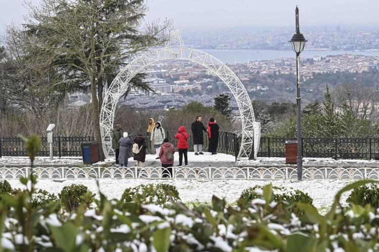 <p><span style="color:#B22222"><strong>KEYİFLİ ANLAR YAŞANDI...&nbsp;</strong></span></p>

<p>İstanbul'da aralıklarla devam eden kar yağışı &Uuml;sk&uuml;dar'ın y&uuml;ksek kesimlerinde etkili oldu.</p>

<p>Yağış sonrası beyaza b&uuml;r&uuml;nen &Ccedil;amlıca Tepesi'nde vatandaşlar keyifli vakit ge&ccedil;irdi.</p>
