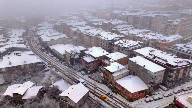 <p>İstanbul'da kar yağışı, &Ccedil;amlıca ve &ccedil;evresinde etkili olmaya devam ediyor.</p>

<p>&nbsp;</p>
