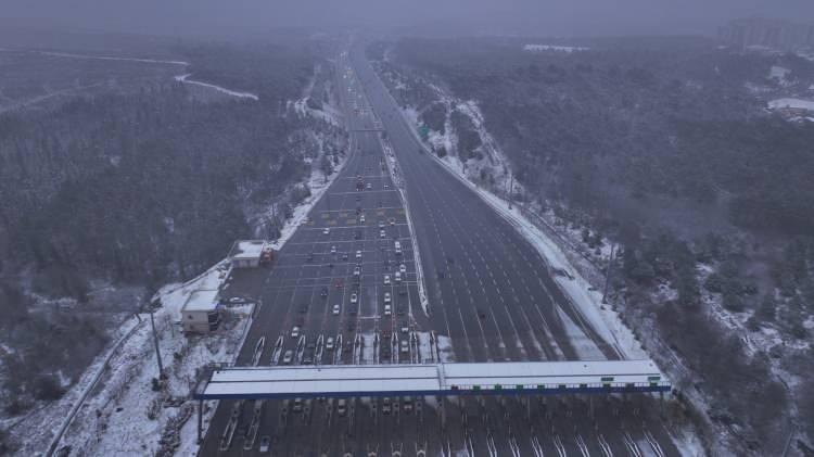 <p>İstanbul Kuzey Marmara Otoyolu'nda kar yağışı.</p>
