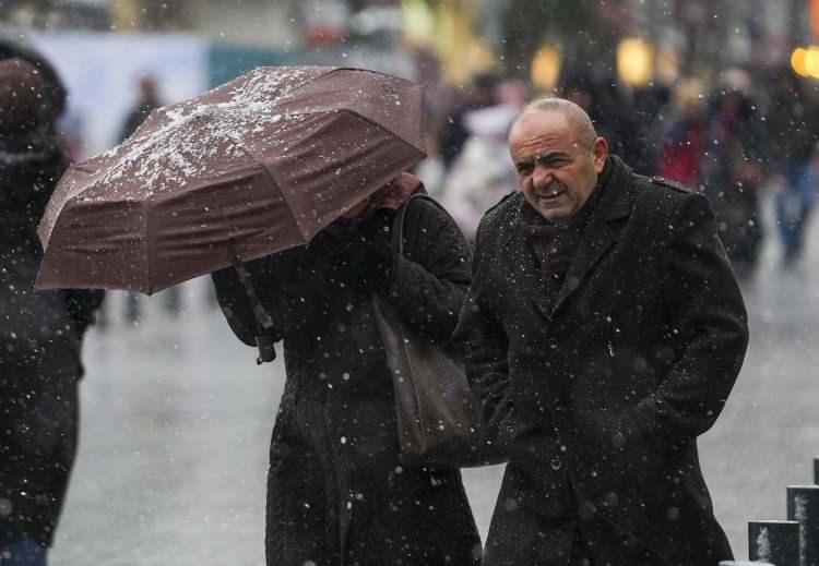 <p>İstanbul genelinde aralıklarla etkili olan kar yağışı, &Uuml;mraniye ve &ccedil;evresinde yerini karla karışık yağmura bıraktı.</p>

<p>&nbsp;</p>
